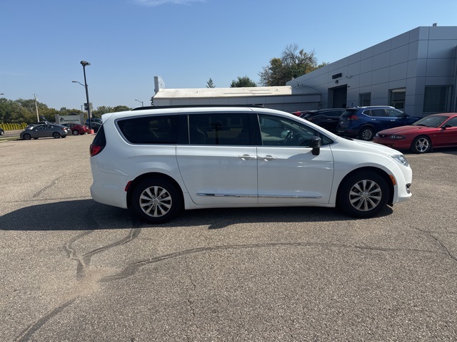 2017 Chrysler Pacifica Touring L photo 4