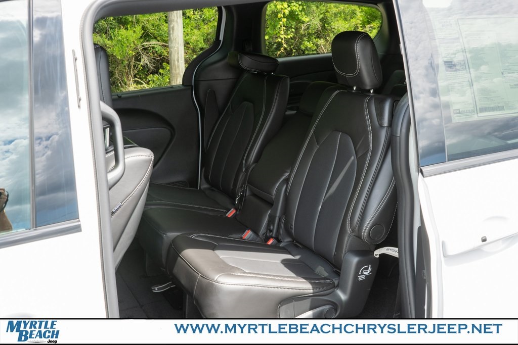2026 Chrysler Pacifica photo 13