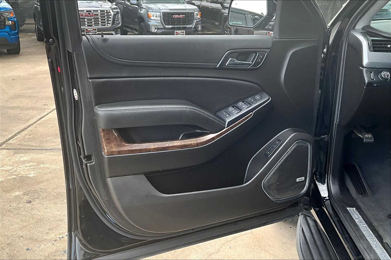 2019 Chevrolet Suburban LT photo 21
