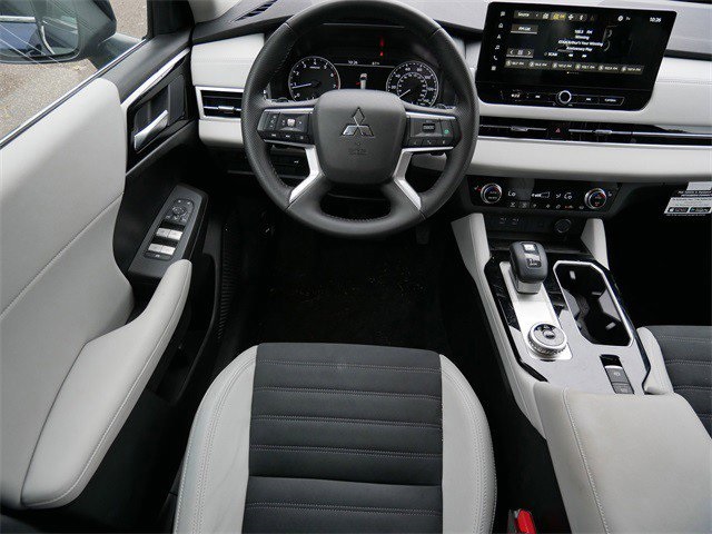 2025 Mitsubishi Outlander SE photo 8