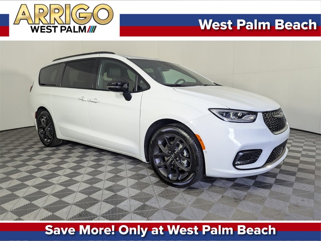 2026 Chrysler Pacifica Select's photo