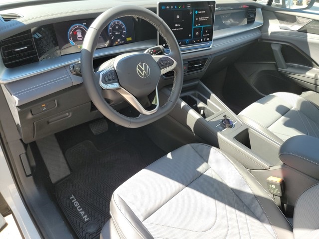 2025 Volkswagen Tiguan SE photo 3