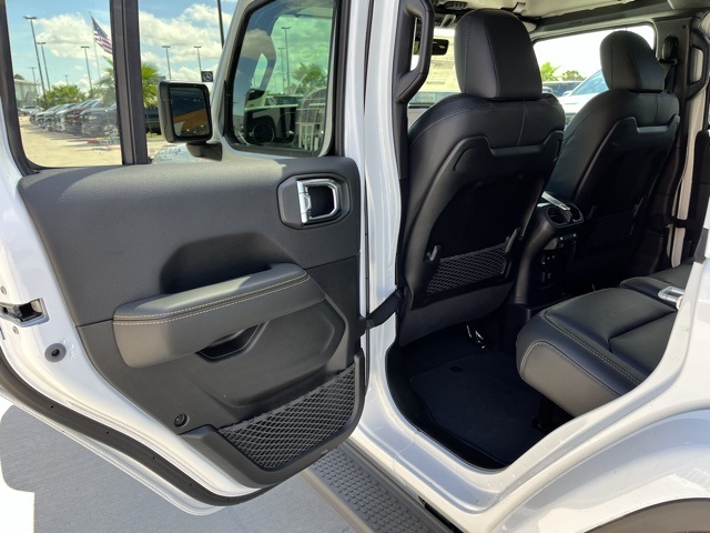 2025 Jeep Wrangler Sahara photo 17