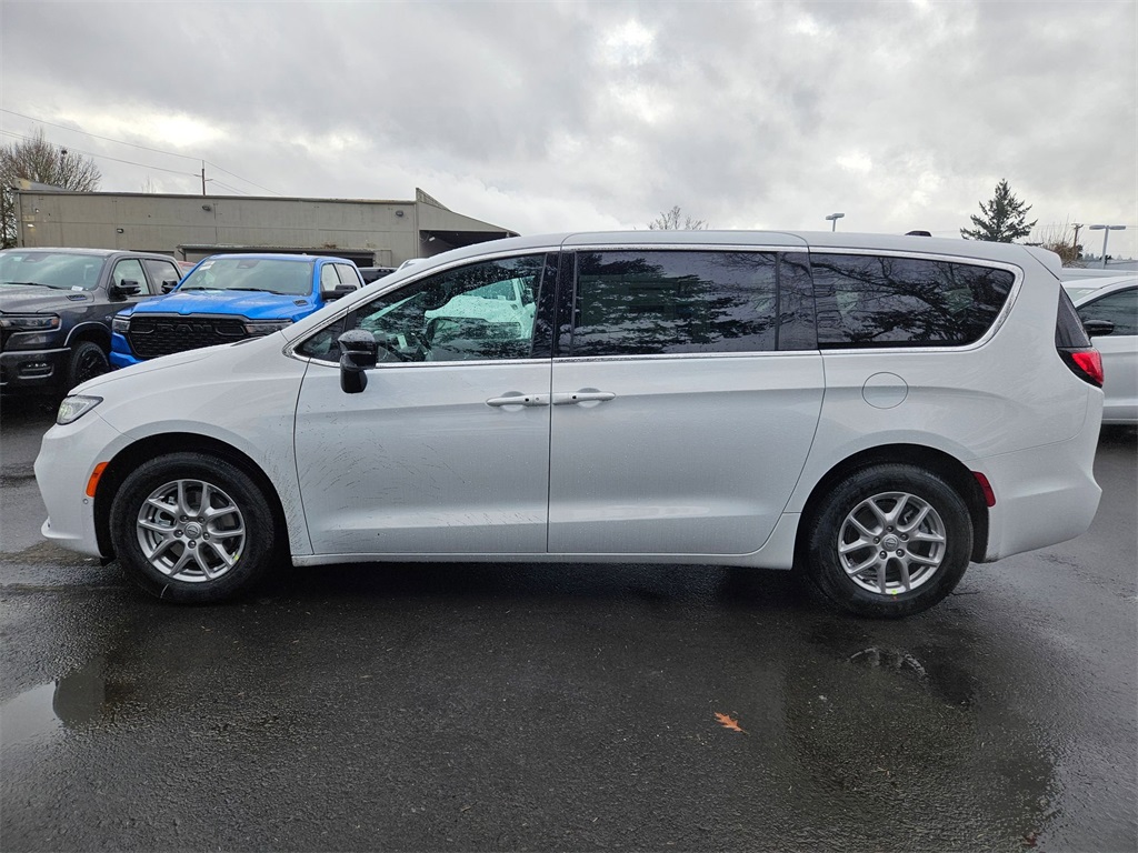 2026 Chrysler Pacifica photo 4