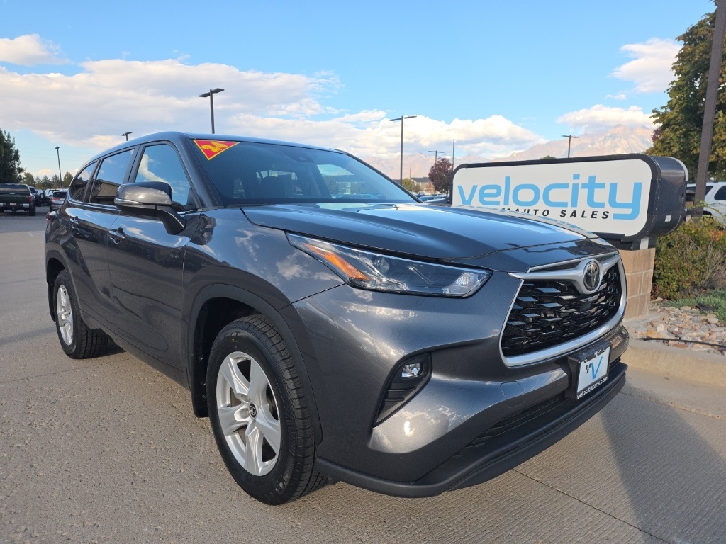 2024 Toyota Highlander LE's photo