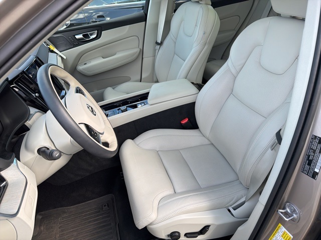 2025 Volvo XC60 B5 photo 6
