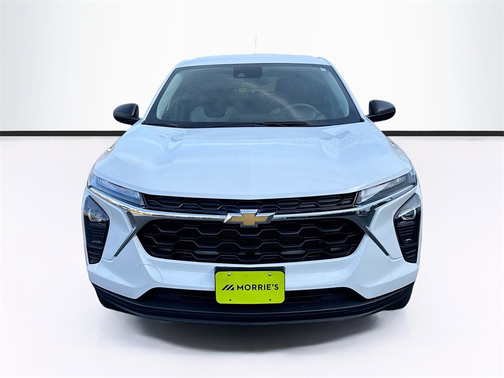 2025 Chevrolet Trax LS photo 2