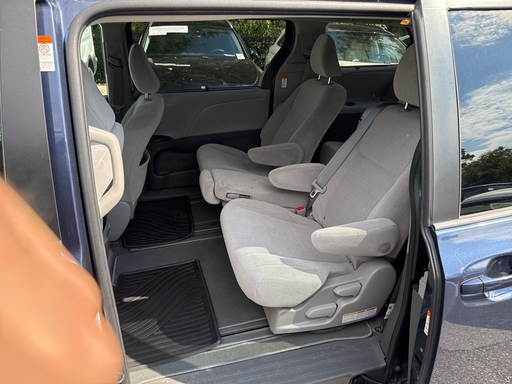 2020 Toyota Sienna LE photo 14
