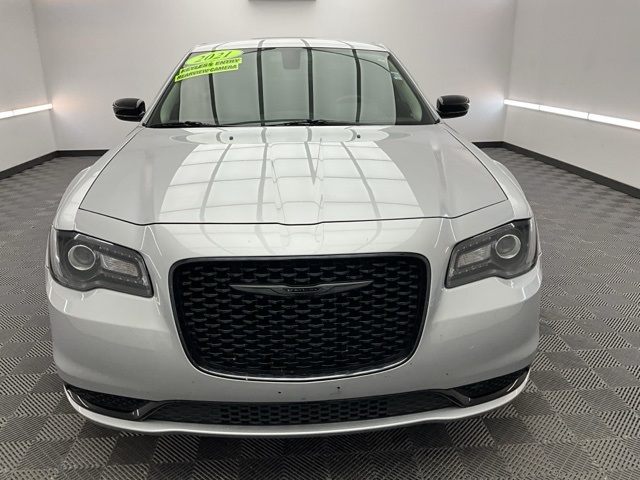 2021 Chrysler 300 Touring photo 2