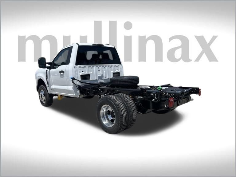 2023 Ford F-350 Lightning Platinum photo 3
