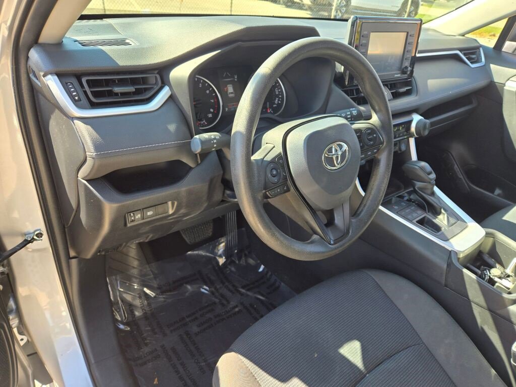 2022 Toyota RAV4 LE photo 14