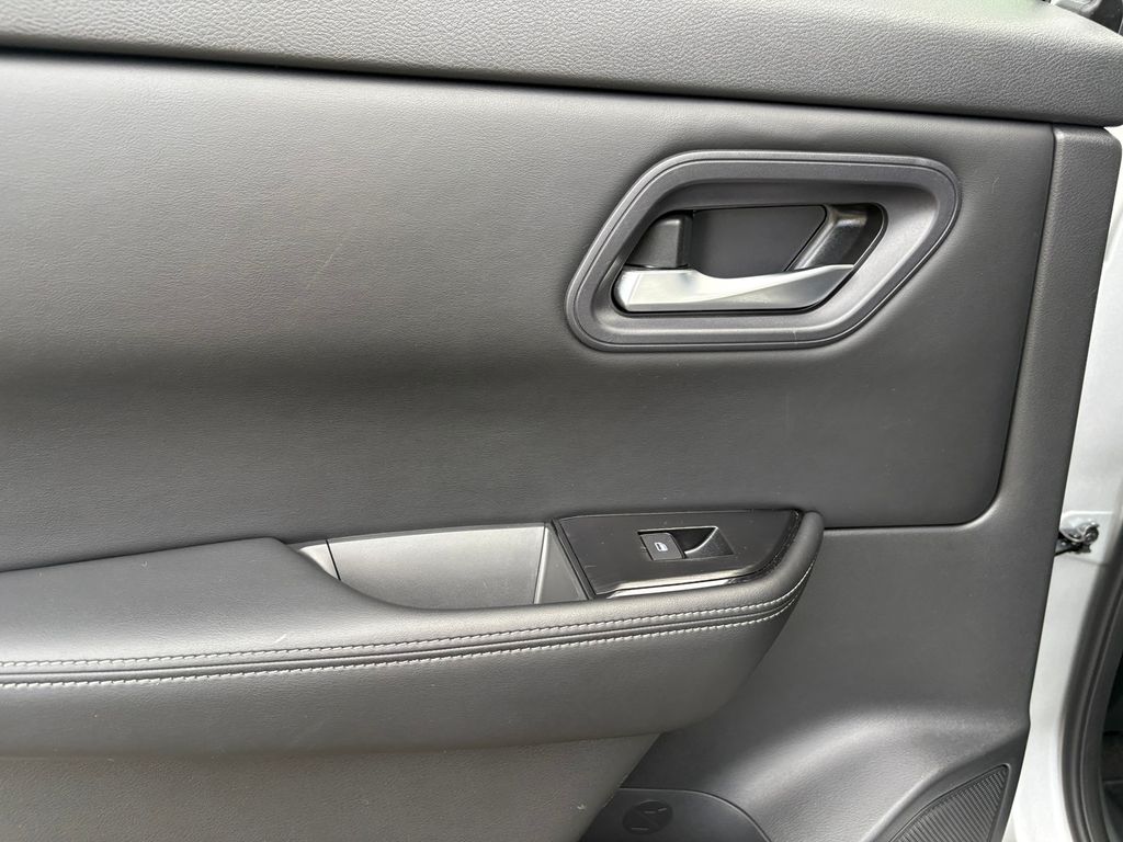 2024 Nissan Rogue SV photo 23