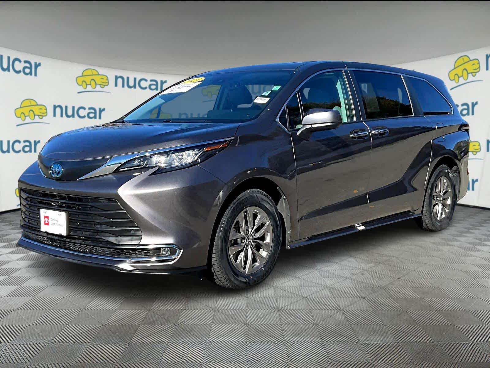 2023 Toyota Sienna XLE photo 3