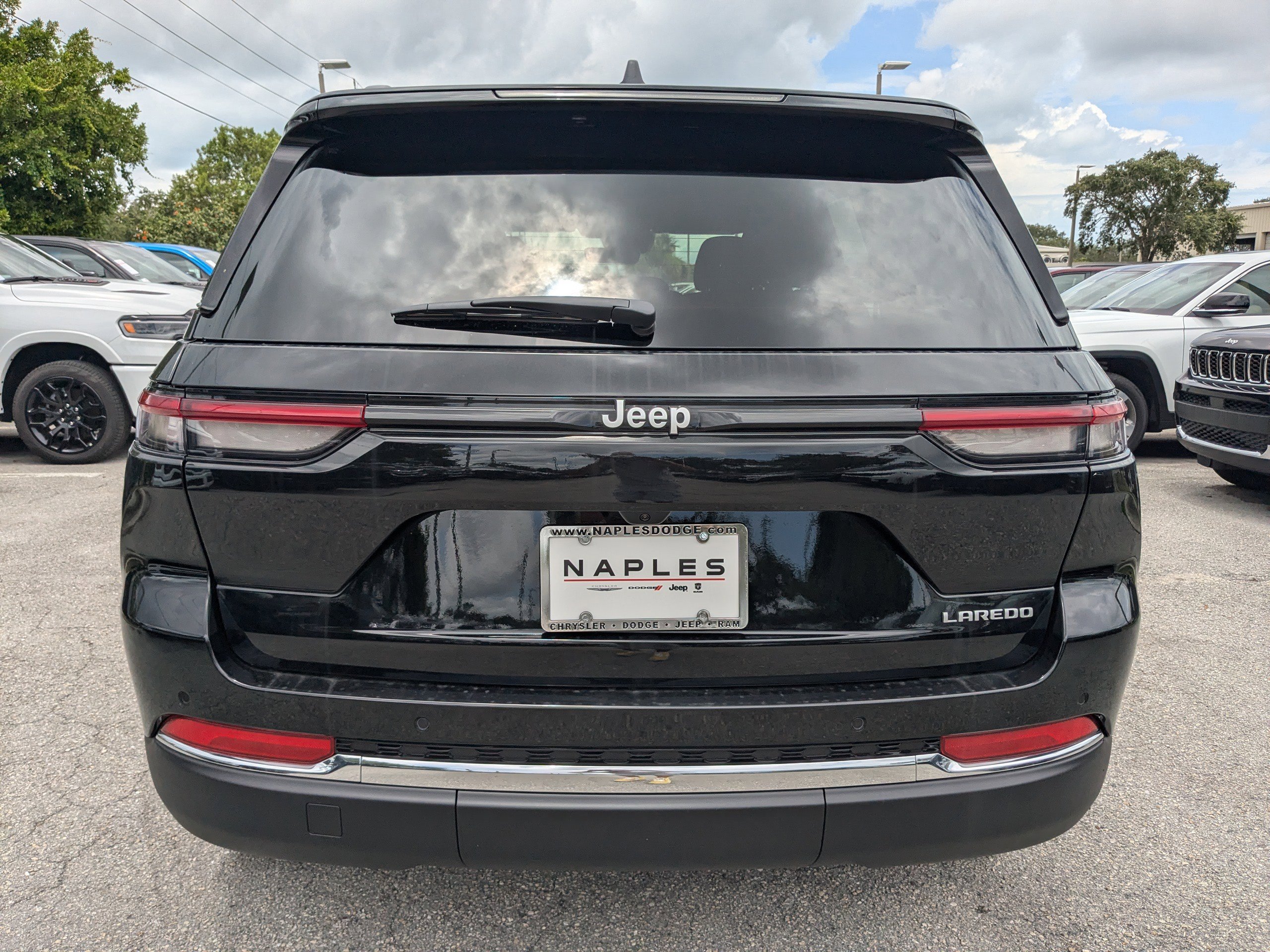 2025 Jeep Grand Cherokee Laredo Altitude photo 3