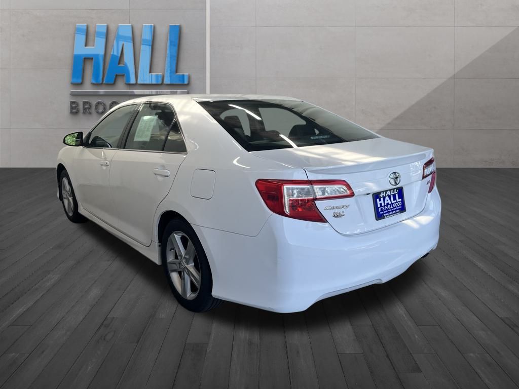 2014 Toyota Camry SE photo 3