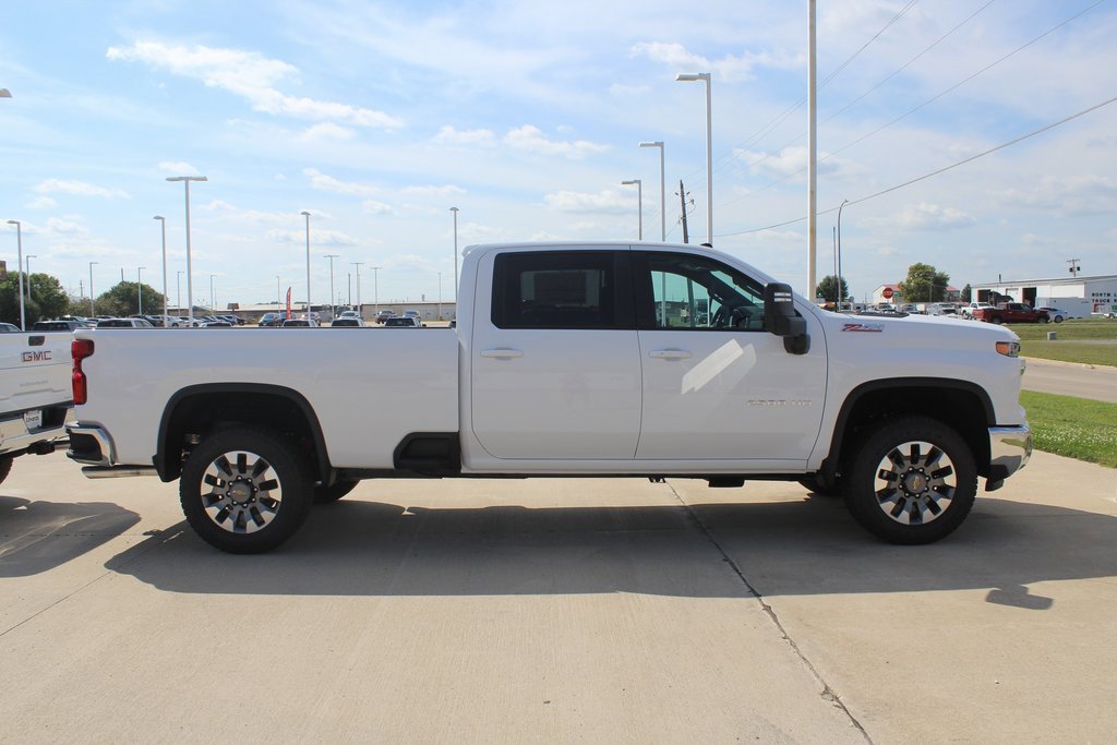 2025 Chevrolet Silverado 2500HD LT photo 2