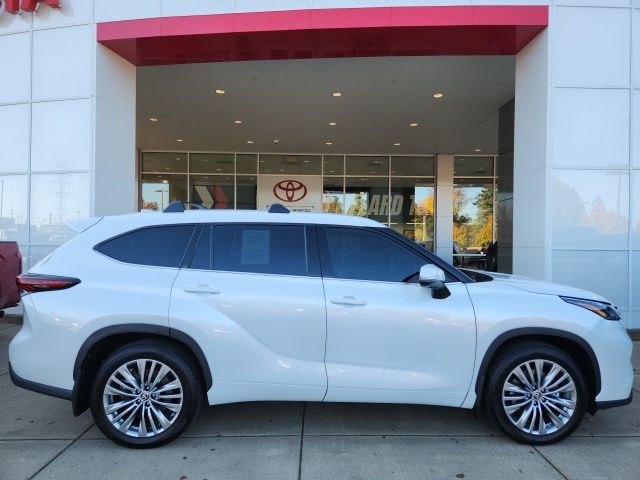 2024 Toyota Highlander Platinum photo 2