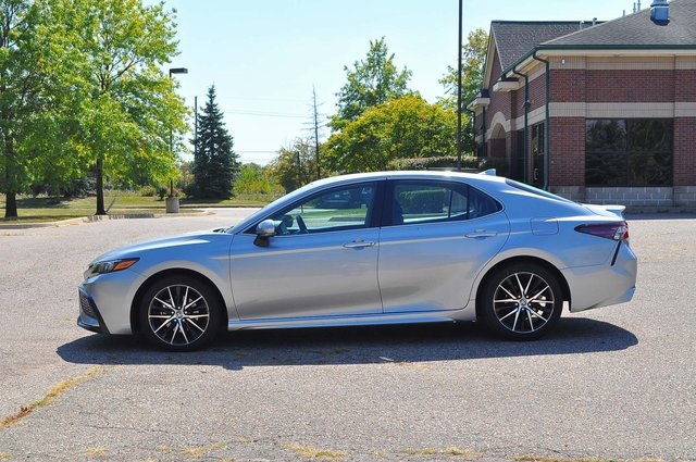 2023 Toyota Camry SE photo 6