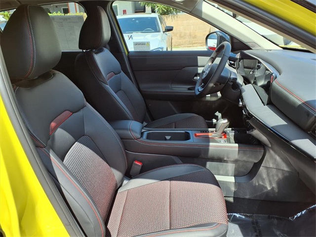 2026 Nissan Kicks SR photo 5
