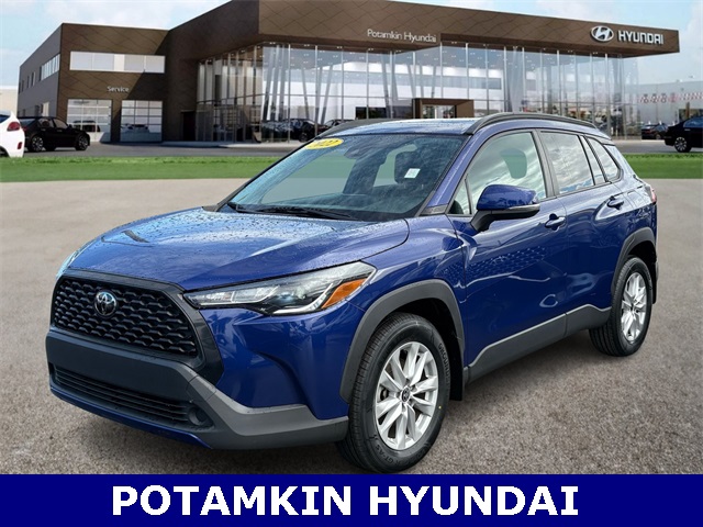 2022 Toyota Corolla Cross LE's photo