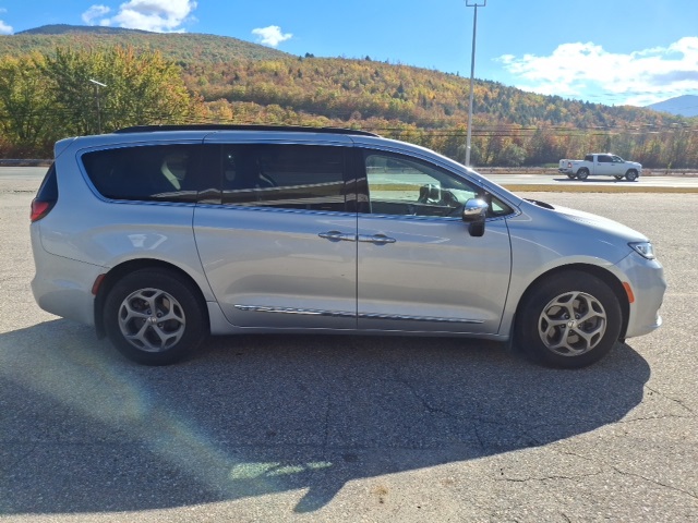 2023 Chrysler Pacifica Limited photo 2