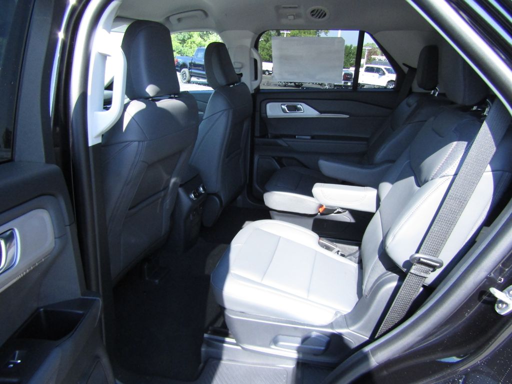 2025 Ford Explorer photo 10
