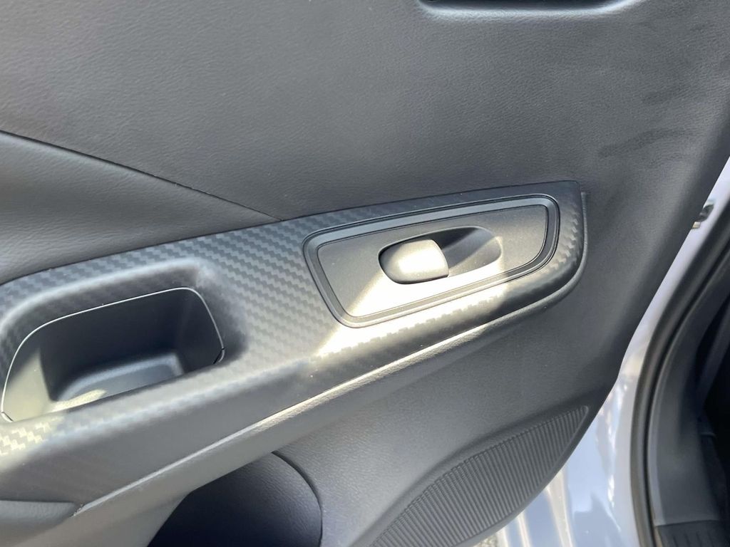 2025 Nissan Versa SR photo 12