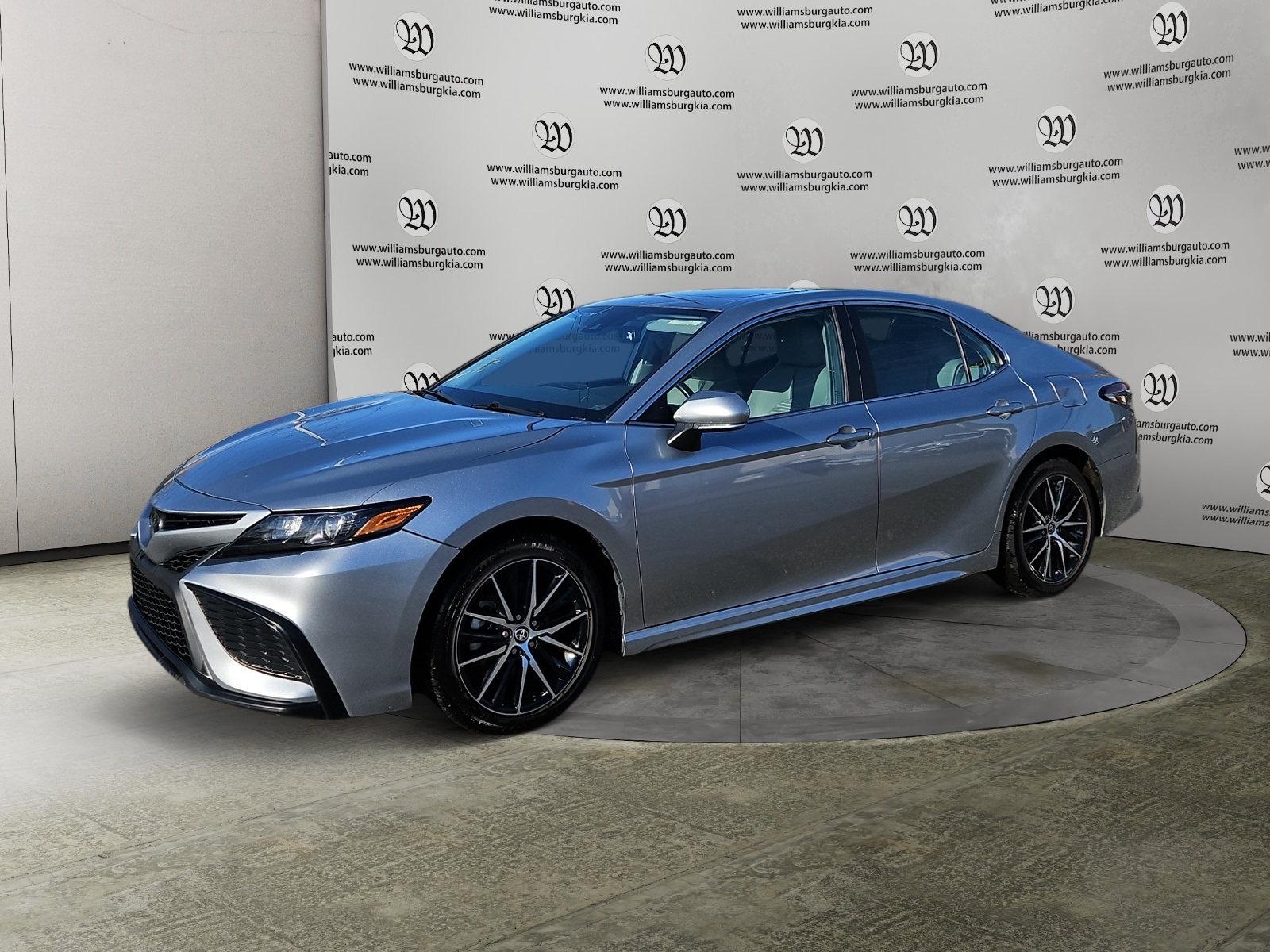 2024 Toyota Camry SE's photo