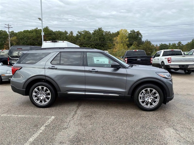 2025 Ford Explorer photo 2