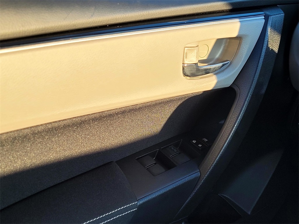2018 Toyota Corolla L photo 27