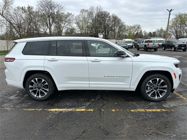 2025 Jeep Grand Cherokee Overland photo 5