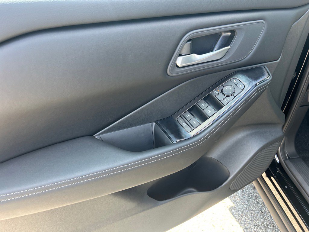 2026 Nissan Rogue SV photo 3