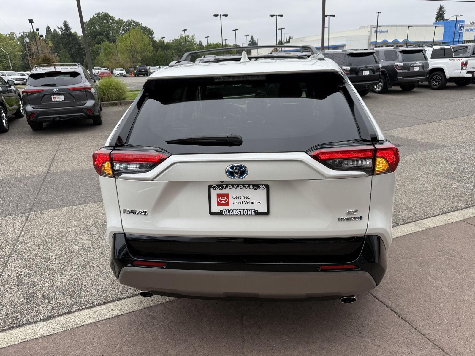 2022 Toyota RAV4 Hybrid SE photo 5