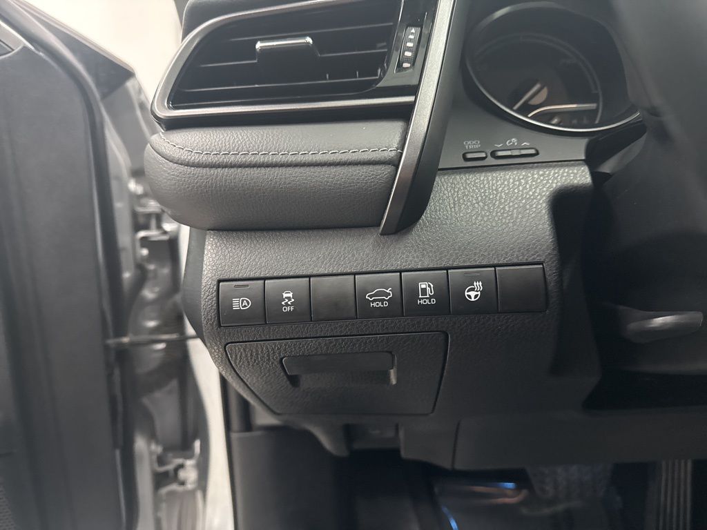 2022 Toyota Camry Hybrid XSE photo 12