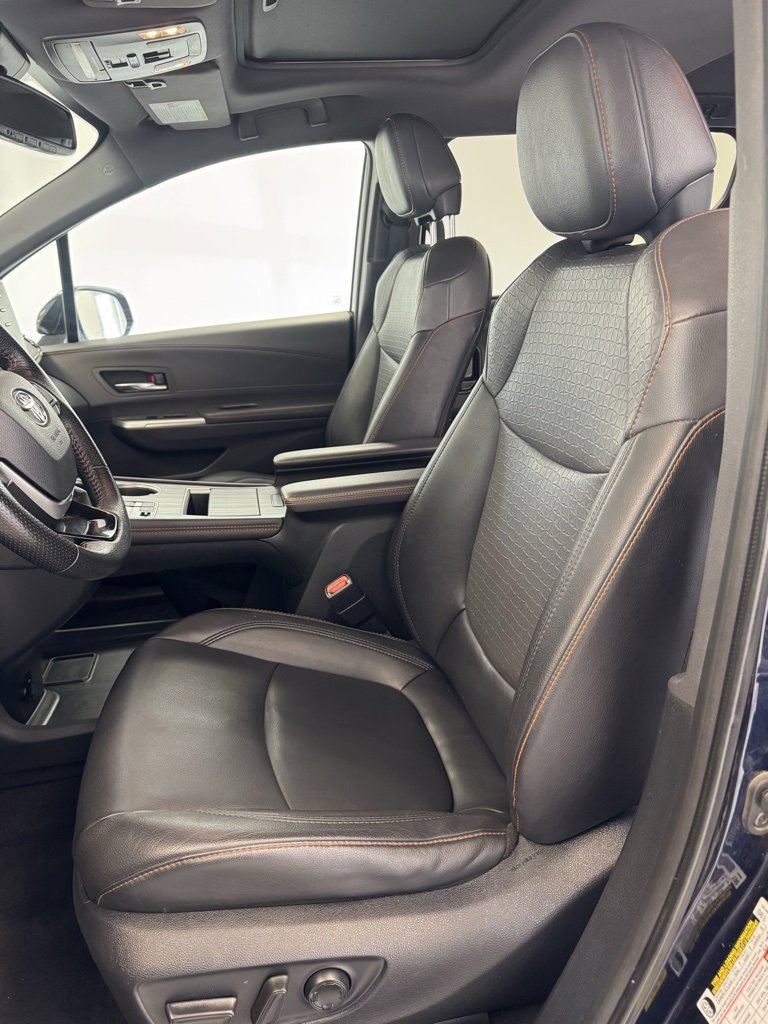 2021 Toyota Sienna XSE photo 3