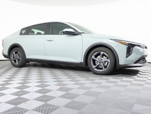 2025 Kia K4 LXS photo 3