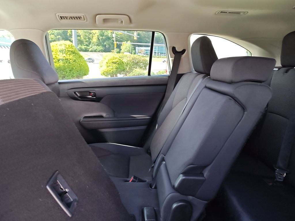 2023 Toyota Highlander LE photo 29