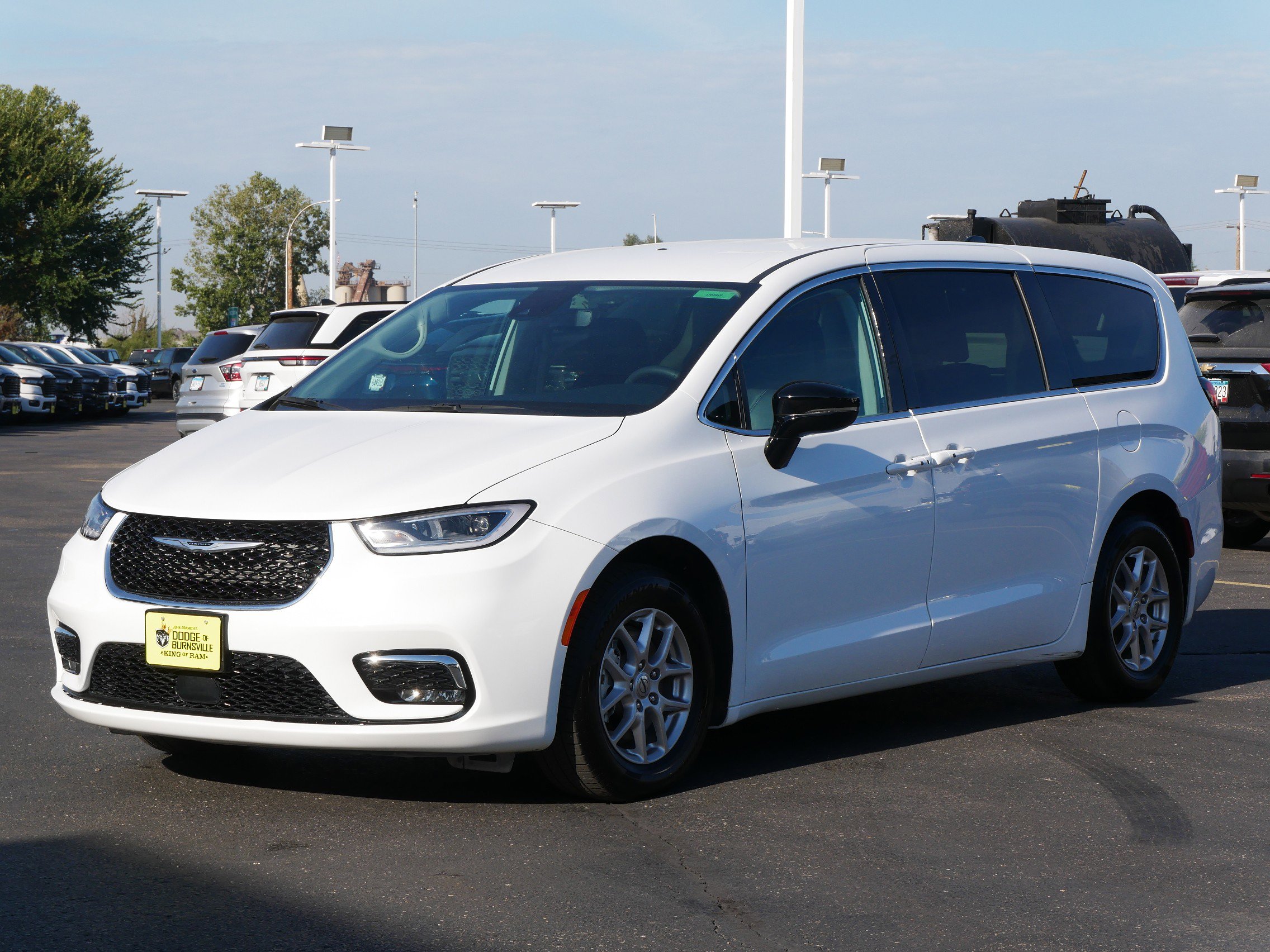 2024 Chrysler Pacifica Touring L photo 3