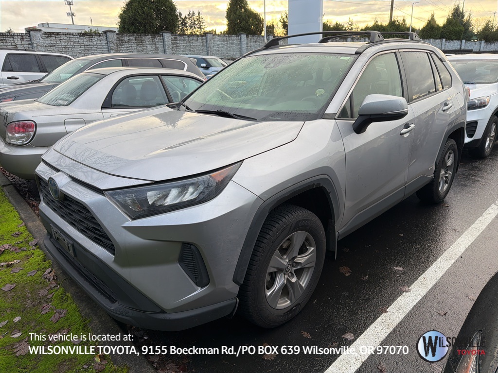 2022 Toyota RAV4 LE's photo