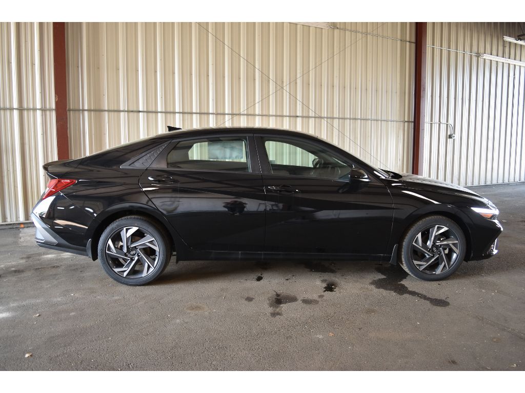 2025 Hyundai Elantra SEL Sport photo 2