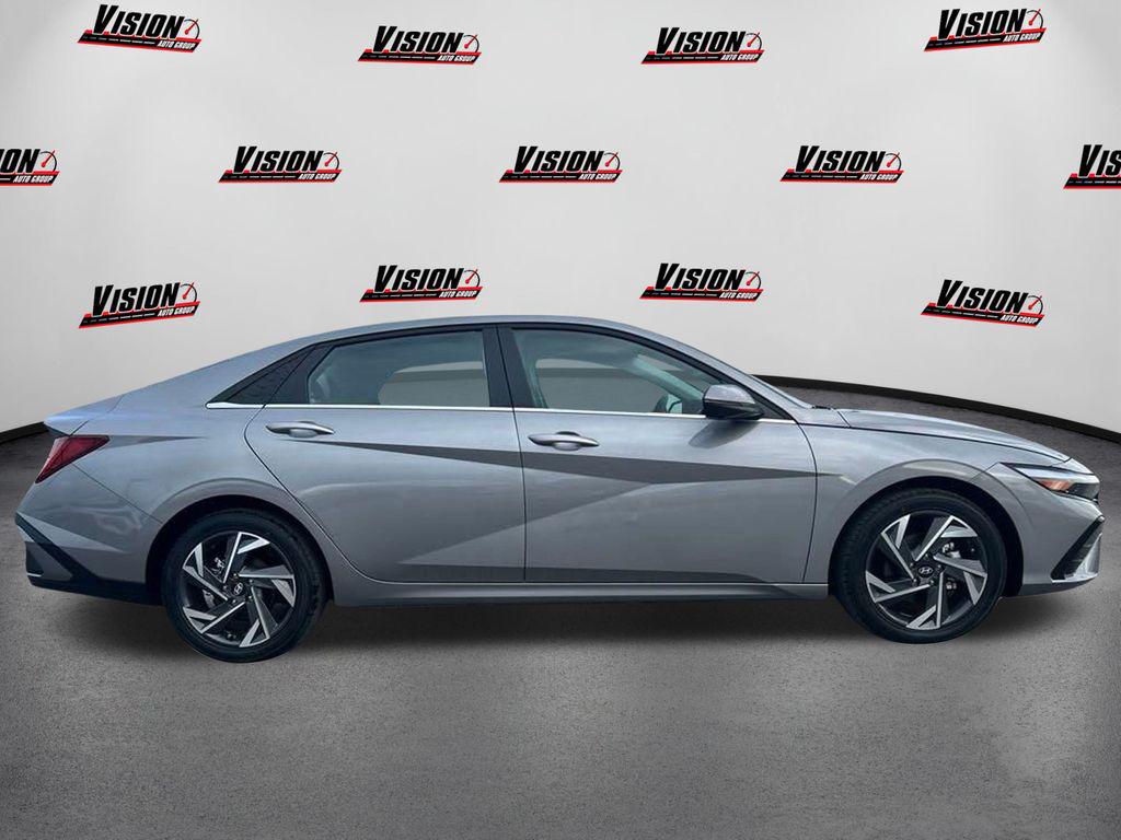 2024 Hyundai Elantra Limited photo 4