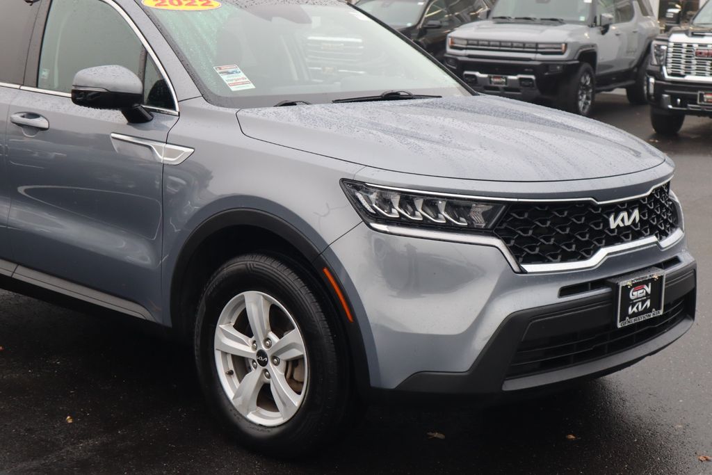 2022 Kia Sorento LX photo 2