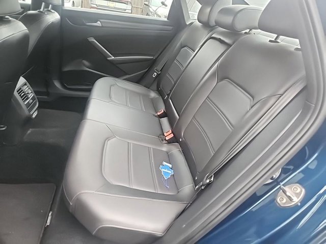 2022 Volkswagen Passat 2.0T R-Line photo 4