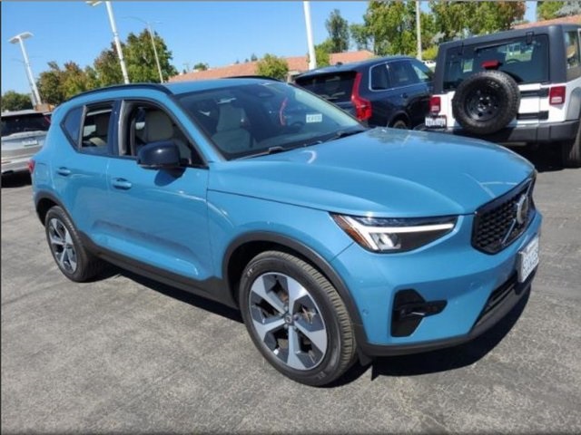 2023 Volvo XC40 Plus photo 3