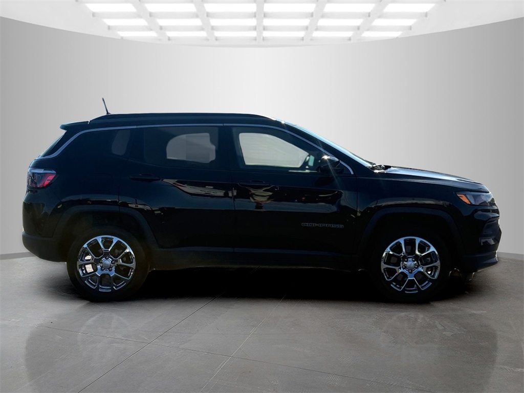 2023 Jeep Compass Latitude Lux photo 2
