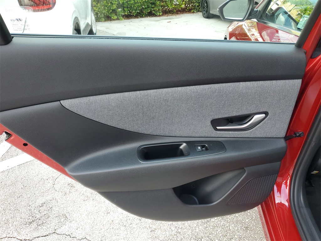 2025 Hyundai Elantra Limited photo 7