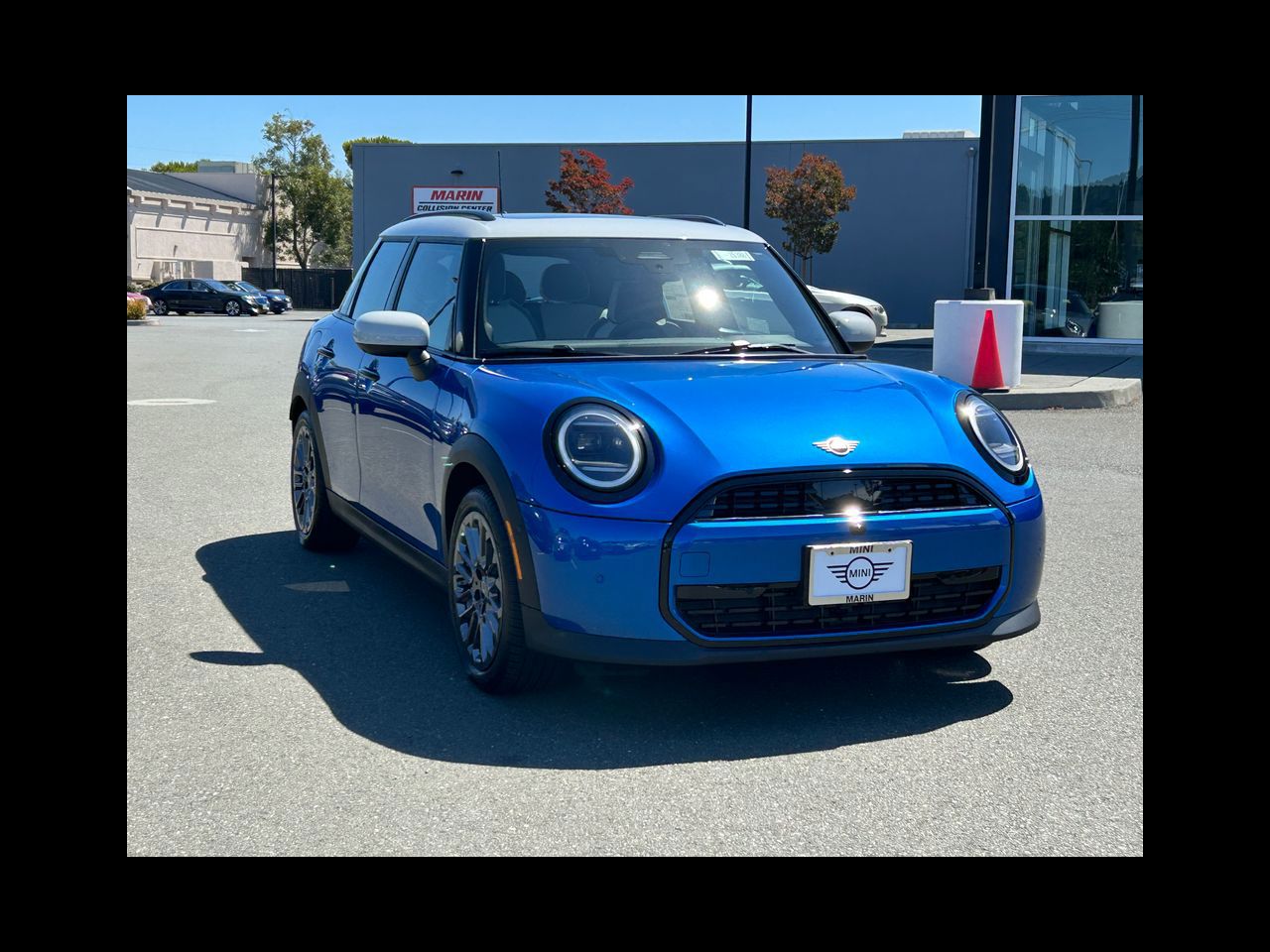 2025 Mini Cooper 4 Door Hardtop Iconic photo 4