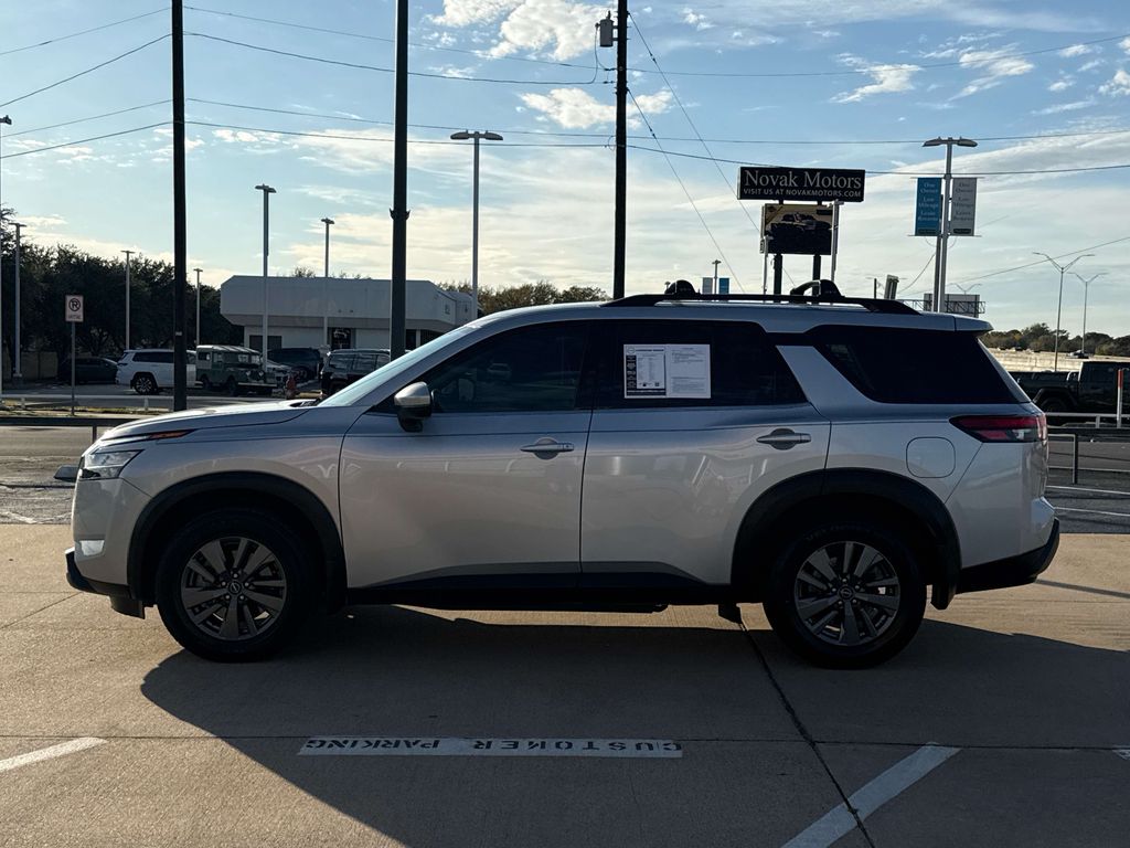 2022 Nissan Pathfinder SV photo 3
