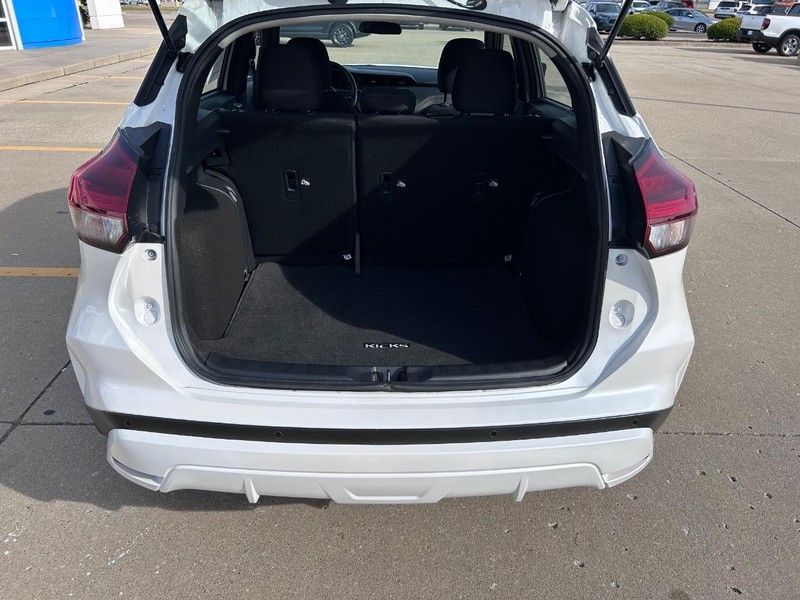 2024 Nissan Kicks SR photo 2