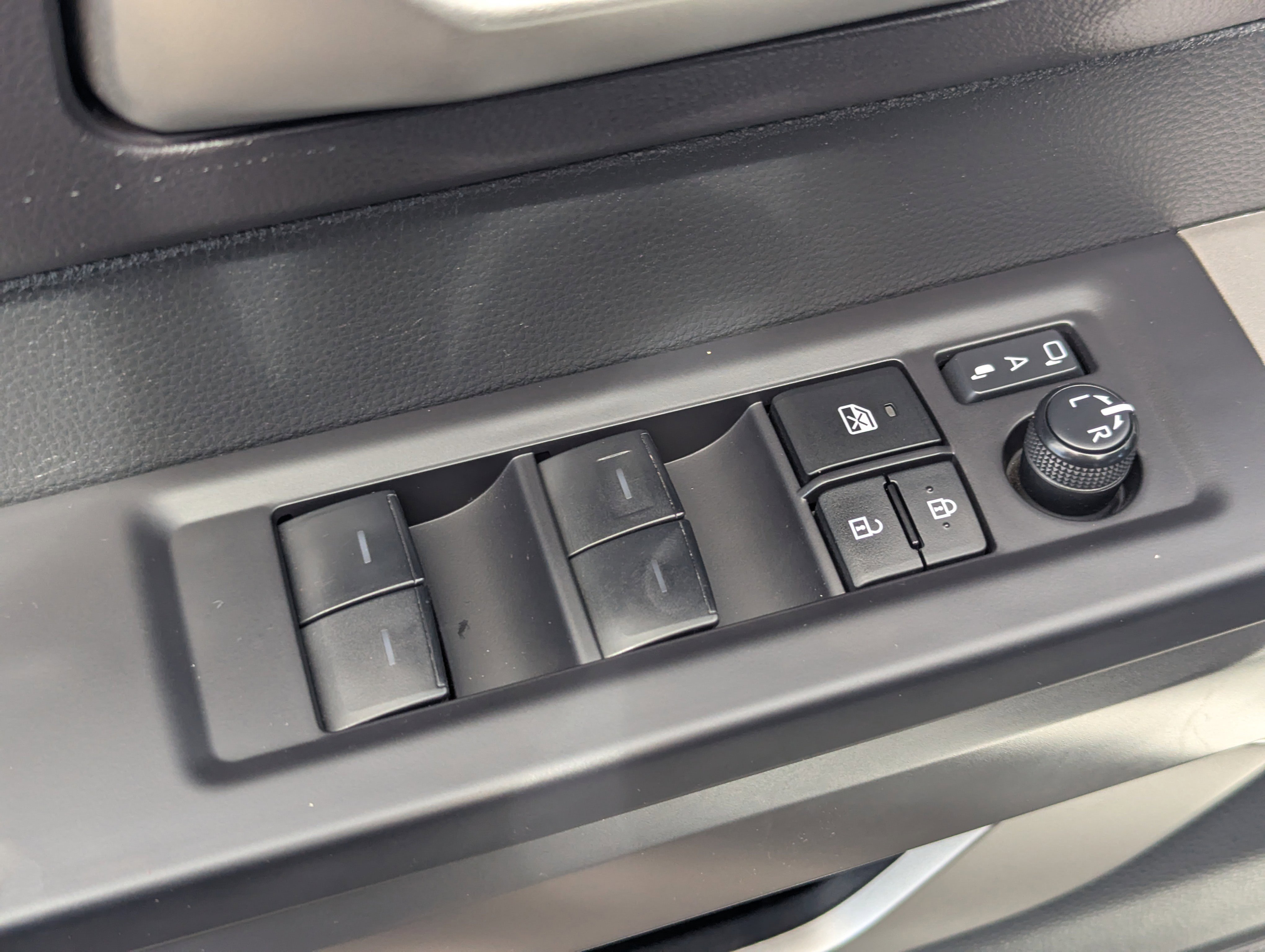 2024 Toyota Sequoia SR5 photo 4